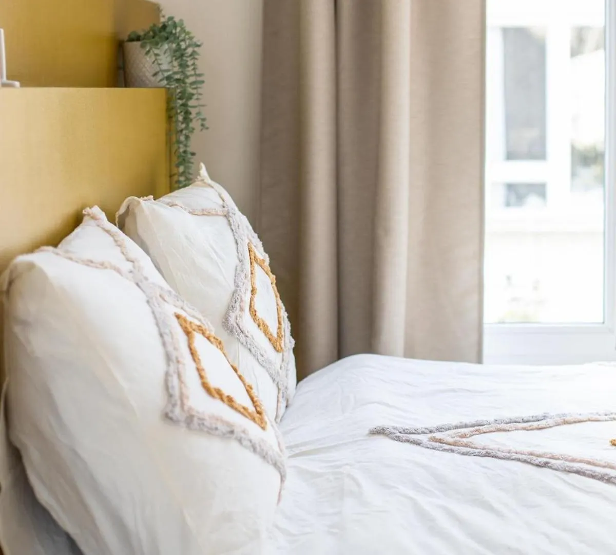 Chic 3Br Apartment Near Antwerpen-Centraal Station Belgium